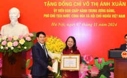 Chủ tịch nước Lương Cường dự lễ và trao huy hiệu 30 năm tuổi Đảng cho Phó Chủ tịch nước Võ Thị Ánh Xuân