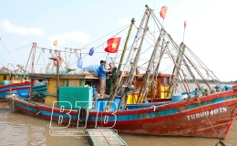 Cờ Tổ quốc thắm đỏ vùng biên
