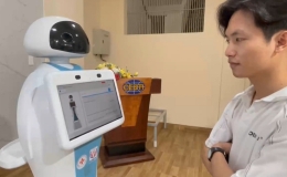 Giảng viên chế tạo robot hỗ trợ trong bệnh viện