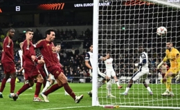 Tottenham rơi chiến thắng ở phút bù