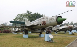 Én bạc quật cổ pháo đài bay