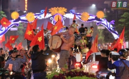 Biển người xuống đường chúc mừng chiến thắng của Đội tuyển Việt Nam