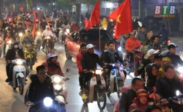 Người hâm mộ Thái Bình xuống đường ăn mừng tấm huy chương vàng bóng đá
