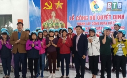 Tặng mũ bảo hiểm và trao quà cho hơn 100 công nhân có hoàn cảnh đặc biệt khó khăn