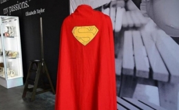 Áo choàng của Superman có giá gần 200.000 USD