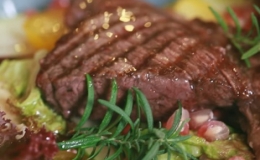 Cách làm món bò bít tết kèm salad lựu cho bàn tiệc Noel