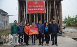 Trao kinh phí hỗ trợ xây nhà mái ấm công đoàn
