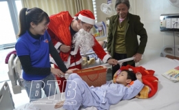 Trao quà cho bệnh nhân nhi đang điều trị tại Bệnh viện Đa khoa tỉnh