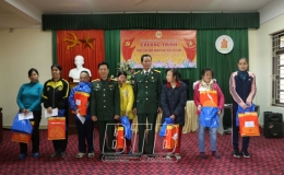 Trao quà cho nạn nhân chất độc da cam/Điôxin