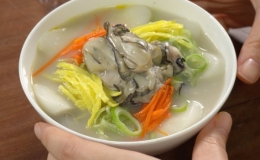 Canh bánh gạo nấu hàu kiểu Hàn Quốc