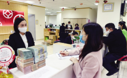 Lãi suất tiết kiệm ồ ạt tăng