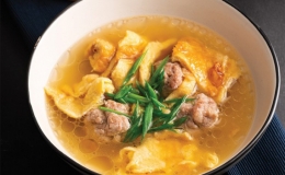 Món canh trứng nấu thịt viên nóng hổi cho mùa đông