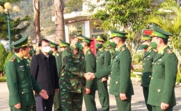 Phó Chủ tịch Quốc hội Trần Quang Phương thăm, tặng quà Đồn Biên phòng Pha Long