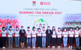 Trao học bổng “SHARING THE DREAM” cho học sinh có hoàn cảnh khó khăn