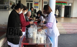 Phát cháo miễn phí cho bệnh nhân tại Bệnh viện Phụ sản Thái Bình