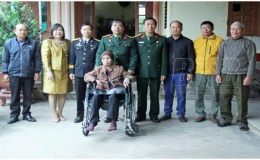 Tặng xe lăn cho Mẹ Việt Nam anh hùng