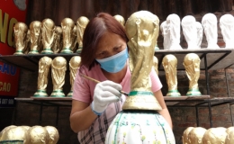 Xưởng làm 5.000 cup bóng đá bán dịp World Cup