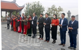 Dâng hương tưởng niệm Chủ tịch Hồ Chí Minh và các anh hùng liệt sĩ