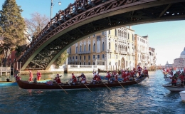 Lễ hội đua thuyền của ông già Noel trên sông Venice
