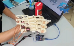 Sinh viên chế tạo tay robot cho người sau tai biến