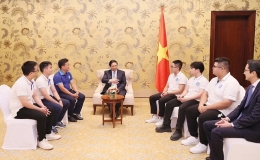 Thủ tướng Phạm Minh Chính gặp gỡ, động viên nhóm sinh viên Việt Nam đạt thành tích tại COP28