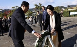 Chủ tịch Quốc hội và Phu nhân đặt vòng hoa tưởng niệm nạn nhân bom nguyên tử Nagasaki