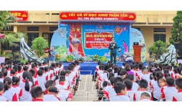 Giao lưu nói chuyện truyền thống với học sinh