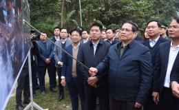 Thủ tướng Phạm Minh Chính khảo sát phương án đầu tư tuyến đường sắt, dự khởi công dự án nhà ở xã hội