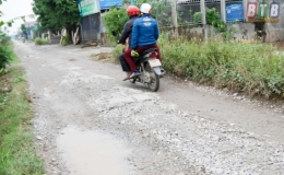 Tai nạn “rình rập” vì đường xuống cấp