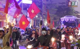 Thành phố Thái Bình: Các tuyến phố chật cứng người hâm mộ mừng chiến thắng của đội tuyển U23 Việt Nam