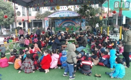 Trải nghiệm gói bánh chưng cùng trẻ mầm non