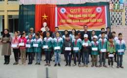 Tiền Hải tặng quà học sinh nghèo vượt khó