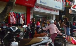 Các cửa hàng thời trang đua nhau giảm giá dịp tết