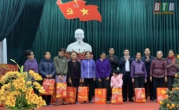 Đoàn đại biểu Quốc hội tỉnh tặng quà các gia đình chính sách, hộ nghèo tại xã Thái Xuyên