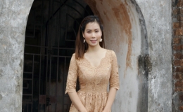 Người đẹp quê Thái Bình khoe sắc bên kỳ đài hơn 200 tuổi ở Hà Nội