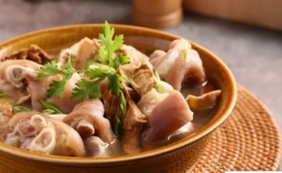 Canh măng - chân giò là món ăn không thể thiếu mỗi dịp Tết đến