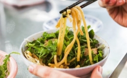 Cao lầu Hội An chinh phục gia đình du khách Mỹ