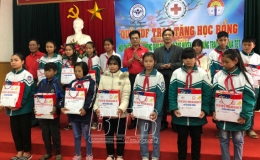 Đông Hưng: Trao 56 suất học bổng cho học sinh nghèo hiếu học