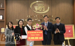 Hiệp hội Doanh nghiệp tỉnh trao quà động viên học sinh giỏi quốc gia