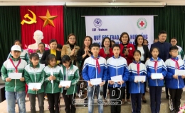Trao học bổng của Quỹ EDF cho học sinh có hoàn cảnh khó khăn tại huyện Kiến Xương