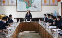 Đồng chí Trần Thị Bích Hằng, Phó Chủ tịch UBND tỉnh kiểm tra, chỉ đạo công tác phòng, chống dịch tại thị trấn Hưng Hà