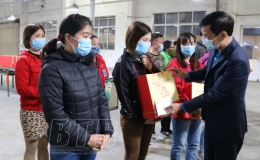 Liên đoàn Lao động thành phố: Trao 166 suất quà tết cho công nhân lao động có hoàn cảnh khó khăn