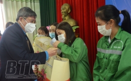 Tổng Liên đoàn Lao động Việt Nam: Trao 200 suất quà tết cho công nhân lao động