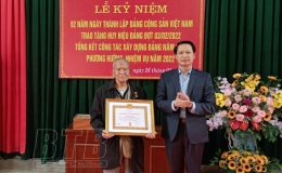 Trao Huy hiệu Đảng đợt 3/2 cho các đảng viên huyện Quỳnh Phụ