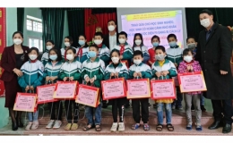 Trường Tiểu học Trần Lãm: Trao 50 suất quà cho học sinh có hoàn cảnh khó khăn