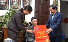 Đồng chí Nguyễn Tiến Thành, Phó Bí thư thường trực Tỉnh ủy, Chủ tịch HĐND tỉnh: Thăm, chúc tết các văn nghệ sĩ