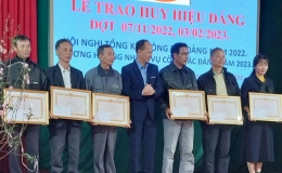 Đông Hưng trao 325 huy hiệu Đảng đợt 3/2