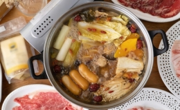 Làm lẩu gà thảo dược bổ dưỡng cho ngày Tết