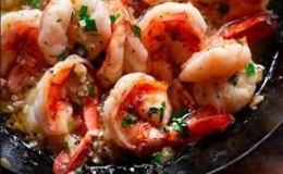 Làm tôm xào tỏi hao cơm ngày Tết