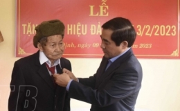 Tặng Huy hiệu 75 năm tuổi Đảng cho đảng viên Bùi Xuân Thảo